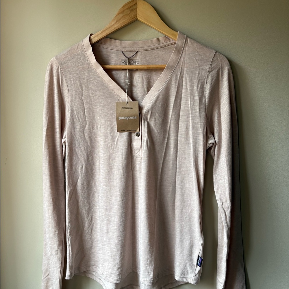Patagonia Women's Mainstay Henley -Beige Long Sleeve Tee